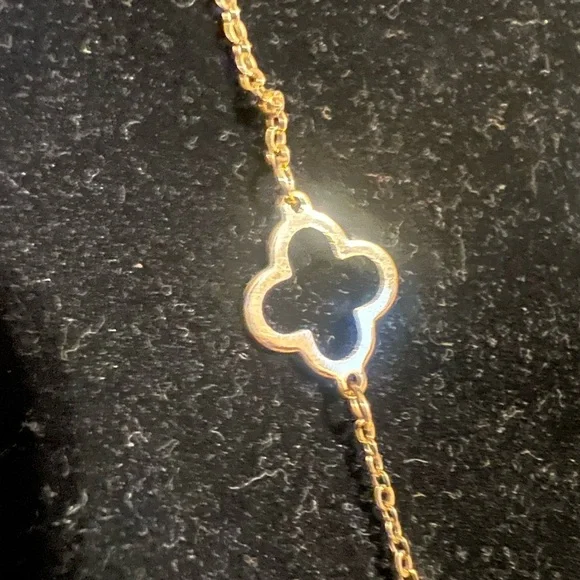 Chic Gold Clover Pendant Necklace - Picture 2 of 5